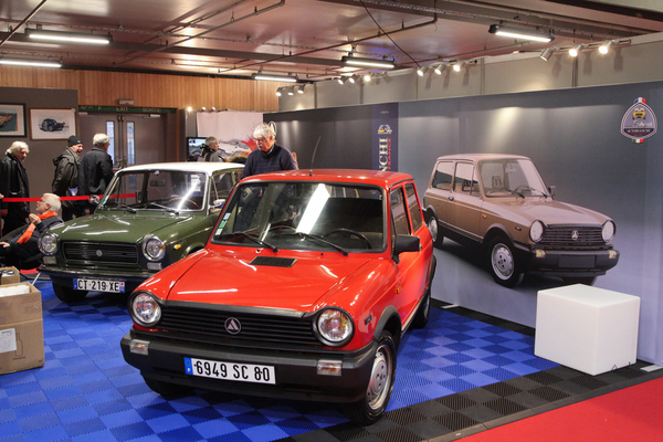 Die A112-Fans mit einem frühen und einem späten Autobianchi A112 - Rétromobile Paris 2019