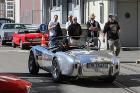 Die AC Cobra wird bewundert - Older Classics am 11. Mai 2025