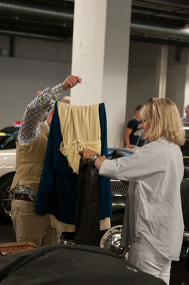 Die Abendgarderobe muss noch verpackt werden - RAID Suisse-Paris 2015