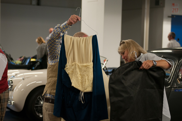 Die Abendgarderobe muss noch verpackt werden - RAID Suisse-Paris 2015