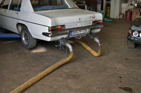 Die Abgase eines Motors dürfen weder bläulich noch weißlich getrübt sein. Sonst wird Öl oder Wasser verbrannt. (Motor-Check und Beurteilung)
