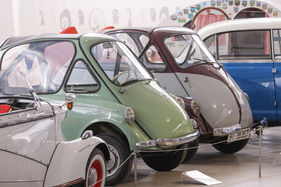Die Ähnlichkeit zwischen dem Heinkel Kabinenroller und der Iso Isetta ist nicht von der Hand zu weisen - Sonderschau Microcars im Pantheon 2022/2023 Die Ähnlichkeit zwischen dem Heinkel Kabinenroller und der Iso Isetta ist nicht von der Hand zu weisen - Sonderschau Microcars im Pantheon 2022/2023