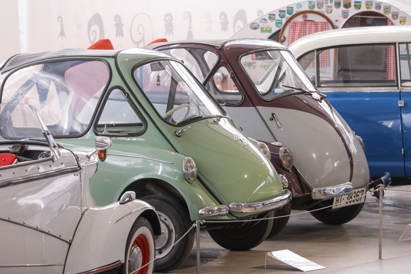 Die Ähnlichkeit zwischen dem Heinkel Kabinenroller und der Iso Isetta ist nicht von der Hand zu weisen - Sonderschau Microcars im Pantheon 2022/2023