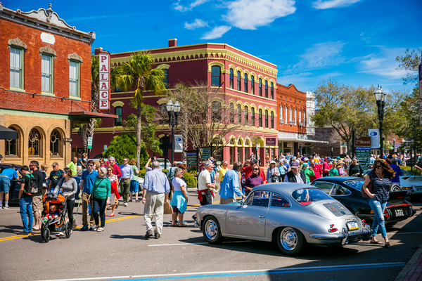 Die Amerikaner interessieren sich immer sehr für die Porsche - bei der Ausfahrt am Freitag - Amelia Island Conours d'Elégance 2017