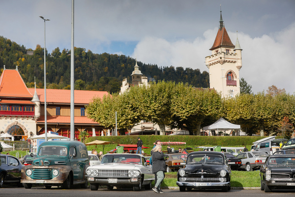 Bild: Die Amerikaner lassen sich von der Sonne wärmen - Albisgütli Classics Cars & Bikes Oktober 2025