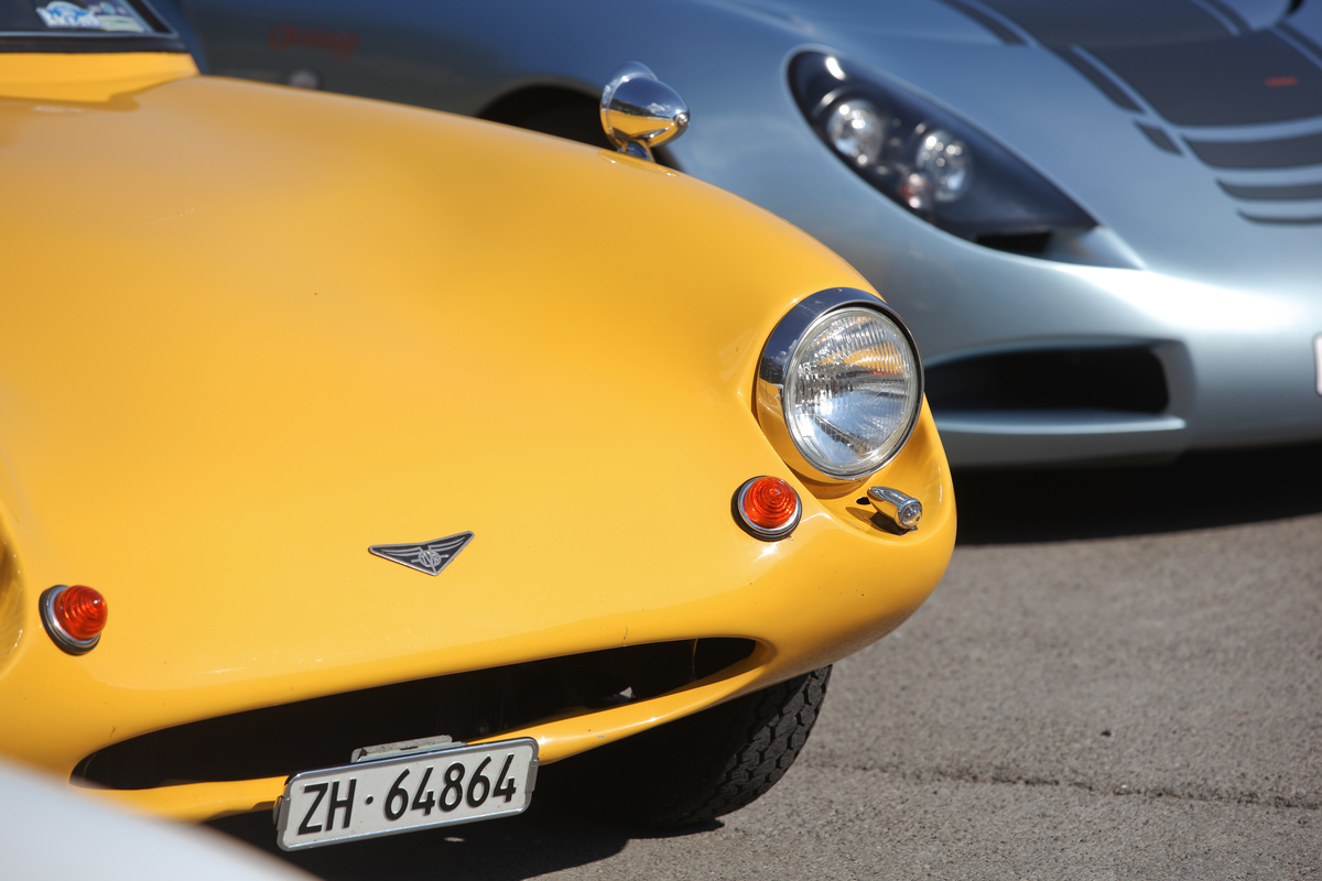 Die Anfänge und das verfrühte Ende von TVR - links ein Grantura aus den frühen Sechzigerjahren, rechts ein T350 aus dem neuen Jahrtausend - British Car Meeting in Mollis am 28. August 2016