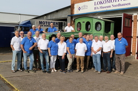 Die Arbeitsgruppe im IFA-Museum Nordhausen erhält 2022 den Goldenen Kolben von F-kubik. Von links nach rechts: Dr. W. Steinmetz, D. Häßler, W. Jähn, D. Schulze, K. Bierwisch, W. Rosenstiel, G. Gaßmann, H.-J. Port, I. Cebulla, H. Pabst, B. Biermann, O. Brand, M. Port, D. Hoferick, R. Elsmann, S. Lang, W. Tschöpe, H.-G. Franke, Dr. J. Bucham, H. Voigt, M. Schirrmacher, A. Pradel, G. Meinicke, R. Linsel