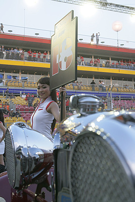 Die Asiatinnen mit ihren Schildern zeigen wo welcher Grand-Prix Fahrer sein „Fahrzeug“ findet.