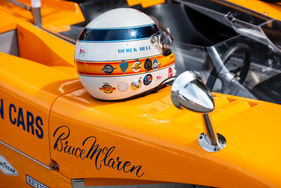 Die Aufkleber auf dem Helm beweisen: Derek Bell war nicht zum erstenmal dabei – Goodwood Festival of Speed 2023