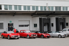 Die Auktionsbesucher reisen in vergangenen und zukünftigen Klassikern an - Versteigerung "Klassische Automobile & Motorräder" der Oldtimer Galerie in Toffen am 18. Oktober 2025