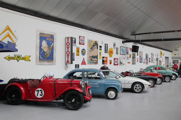 Bild Die Auktionsfahrzeuge warten auf ihren grossen Moment - Versteigerung der Oldtimer Galerie in Toffen am 19. Oktober 2019