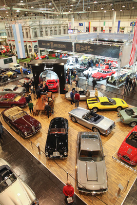Image: The displays of high-end dealers Movendi and Gallery Aaldering (Techno Classica 2017)