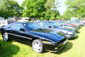 Die Ausnahmen bestätigen die Regel: In Bockhorn sind das ausnahmsweise keine verbreiteten Lackierungen: Toyota Supra, W124 Coupé und W201 in Grau- und Schwarz-Tönen – Bockhorner Oldtimermarkt 2025