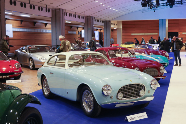 Die Ausstellung der Auktionsfahrzeuge, vorne der Ferrari 212/225 Export mit der Losnummer 256 – RM Sotheby's-Auktion Paris 2025
