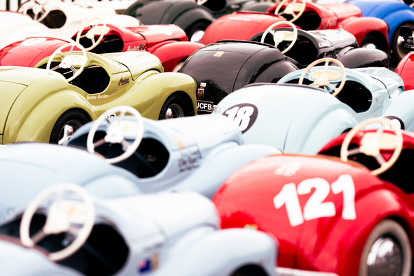 Die Austin J40 Tretautos vor dem Settrington Cup - Goodwood Revival 2024