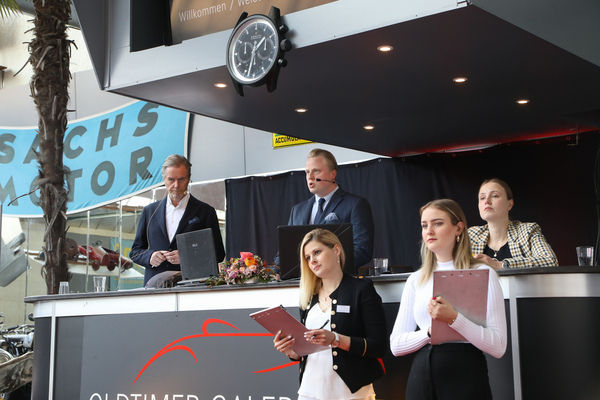 Die Autionsbedingungen werden von Auktionator Serge Stotzer erklärt - Frühlingsversteigerung der Oldtimer Galerie Toffen am 25. März 2023