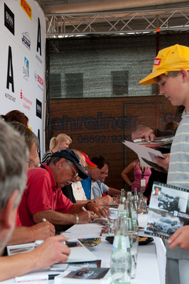 Die Autogrammstunden waren sehr beliebt, eine riesige Warteschlange bildete sich entlang der Rallye-Meile – Eifel Rallye Festival 2013