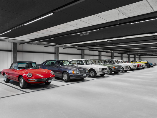 Die Autohalle verfügt über rund 100 Oldtimer-Einstellplätze - Autohalle Andelfingen