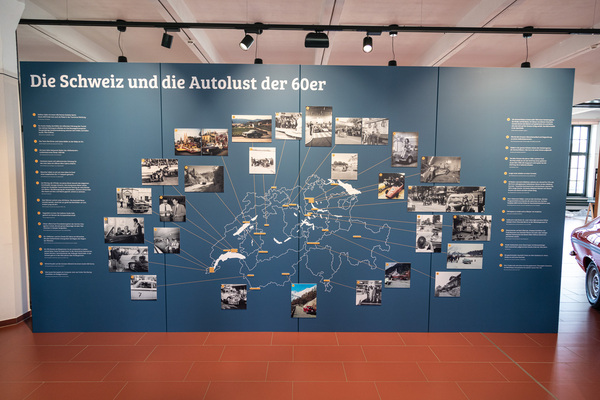 Bild: Die Autolust der Schweizer in den Sechzigerjahren - dargestellt auf einer grossen Stellfläche - Emil-Frey-Classics Sonderschau "James Bond, die Schweiz und die Autolust der 60-er-Jahre