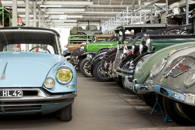 Die Automobil-Sammlung des Deutschen Technikmuseums umfasst über 200 Fahrzeuge. Hier sind Highlights aus verschiedenen Jahrzehnten im Depot zu sehen, links der berühmte Citroën DS von 1955
