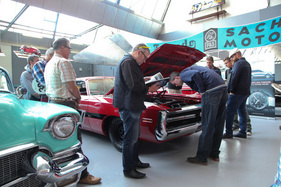 Die Automobile wurden genauestens inspiziert, der Chrysler 300 erhielt trotzdem kein ausreichendes Gebot - Versteigerung der Oldtimer Galerie Toffen am 20. Oktober 2018 Die Automobile wurden genauestens inspiziert, der Chrysler 300 erhielt trotzdem kein ausreichendes Gebot - Versteigerung der Oldtimer Galerie Toffen am 20. Oktober 2018