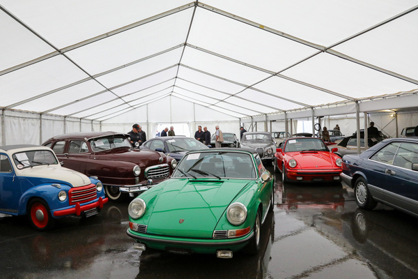Bild Die Autos der Versteigerung der Oldtimer-Galerie konnten in einem Zelt zwischen den Hallen 1 und 2 besichtigt werden - Swiss Classic World Luzern 2024