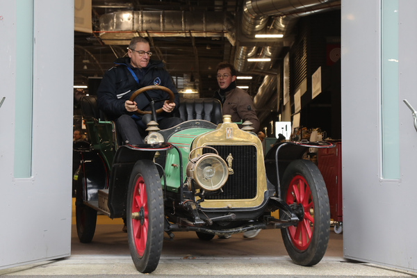 Die Autos des Club Teuf-Teuf werden aus der Halle 1 gefahren – Rétromobile Paris 2025