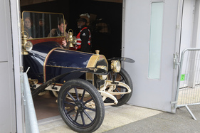 Die Autos des Club Teuf-Teuf werden aus der Halle 1 gefahren – Rétromobile Paris 2025