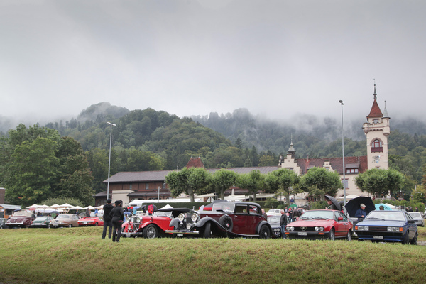 Bild: Die Autos können unterhalb des Gasthauses Albisgütli auf mehreren Ebenen aufgestellt werden - Albisgütli Classics - Cars & Bikes August 2021