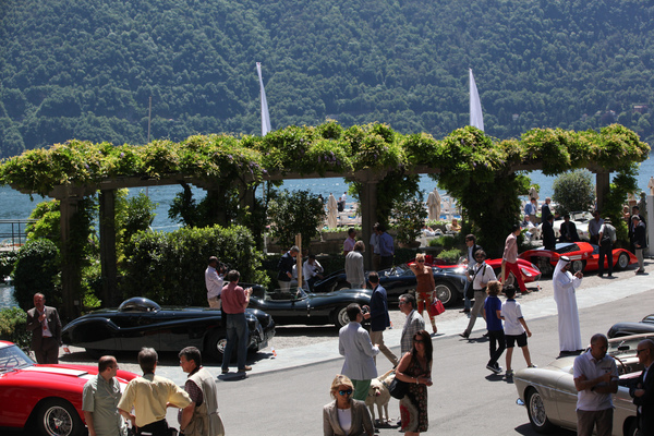 Die Autos sind im Parkt der Vila d'Este aufgestellt - die Jury macht ihre Runde - Concorso d'Eleganza Villa d'Este 2014