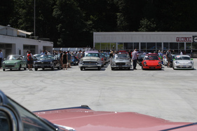 Die Autos stehen bereit für das Vorfahren bei der Versteigerung - Versteigerung Oldtimer Galerie auf dem Dolder am 16. Juni 2018 Die Autos stehen bereit für das Vorfahren bei der Versteigerung - Versteigerung Oldtimer Galerie auf dem Dolder am 16. Juni 2018