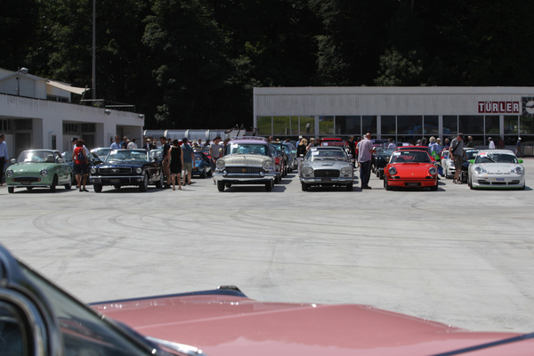 Die Autos stehen bereit für das Vorfahren bei der Versteigerung - Versteigerung Oldtimer Galerie auf dem Dolder am 16. Juni 2018