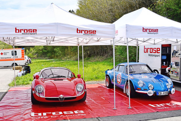 Die Autos von Michael Stoschek - links Recreation Alfa Romeo 33 Stradale, rechts Alpine-Renault A110 - Pista & Piloti Hillclimb Pferdsfeld 2024