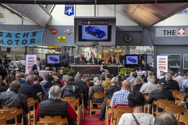 Die Autos werden in Deutsch und Englisch vorgestellt - Versteigerung der Oldtimer Galerie Toffen vom 17. Oktober 2020
