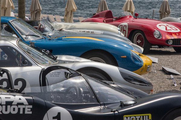 Die Autos werden in Reih und Glied, im wunderschönen Park der Villa d'Este aufgereiht …