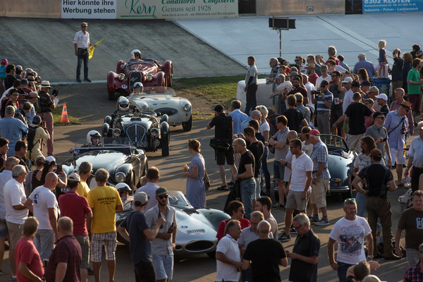 Die Autos werden nach abgeschlossener Rundhatz vom Publikum empfangen - Indianapolis Oerlikon 2018