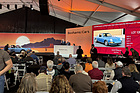 Die Autos, wie dieser Porschd 911 Targa von 1973, werden auf die Bühne gefahren und erklärt - Bonhams Scottsdale Versteigerung 2025