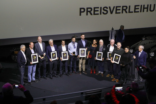 Bild: Die Award-Gewinner vereinigt auf der Bühne des Filmtheaters - Swiss Classic Award 2023