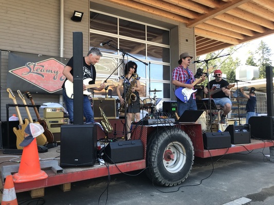 Die Band «Steamy Joe» heizt mit stimmigem Blues-Rock ein