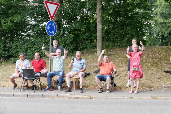 Die Begeisterung der Zuschauer entlang der Strecke macht diese Rallye doppelt so schön. In jeder Ortschaft werden Stühle und Bänke an die Strasse gestellt – und dann wird gewunken, fotografiert und gefeiert. – Einbecker Oldtimertage 2025