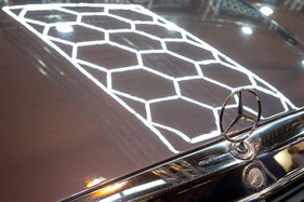 Die Beleuchtung nimmt zukünftige Kühlergrillmuster vorweg – Techno Classica 2024