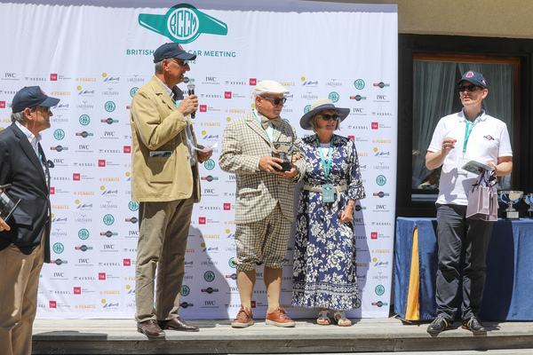 Die Besatzung des Alvis TD21 holt ihren Preis ab - 29. British Classic Car Meeting St. Moritz 2023