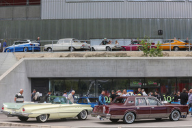 Die Besucher-Oldtimer können gleich auf zwei Ebenen gezeigt werden - 5. Old Wheels Biel/Bienne 2024 Die Besucher-Oldtimer können gleich auf zwei Ebenen gezeigt werden - 5. Old Wheels Biel/Bienne 2024