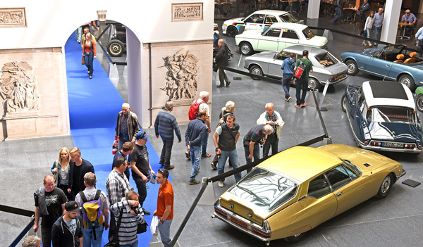 Die Besucher betrachten die Sonderschau "Vive la France" - Klassikwelt Bodensee 2016