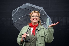 Die Besucher lassen sich vom Regen die Stimmung nicht versauen - Goodwood Revival 2024