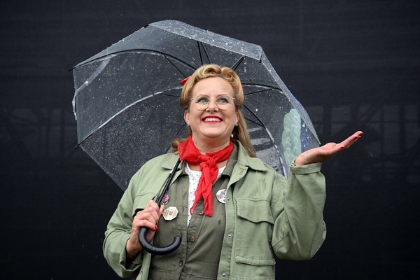 Die Besucher lassen sich vom Regen die Stimmung nicht versauen - Goodwood Revival 2024