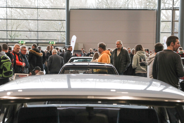 Die Besucher schlängeln sich durch die Stände hindurch - Bremen Classic Motorshow 2023