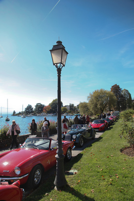 Die Besucher spazieren an den britischen Klassikern vorbei - Swiss Classic British Car Meeting Morges 2017