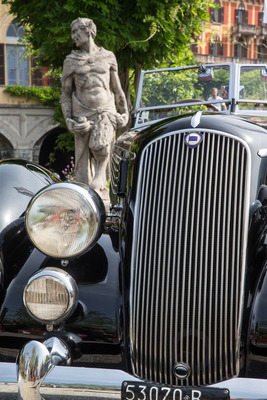 Die Beton-Figur schaut ganz gezielt vom Lancia weg. Doch wo schaut der Römer nur hin?