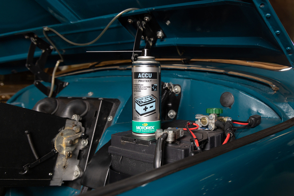 Image: The formation of oxide on the battery terminals and terminals can lead to current-guzzling contact resistances - Accu Protect protects against this